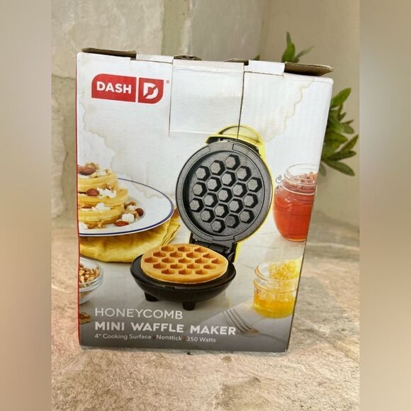 Dash Mini 4" Waffle Maker Non Stick 350 Watts bee yellow honeycomb - Picture 3 of 4
